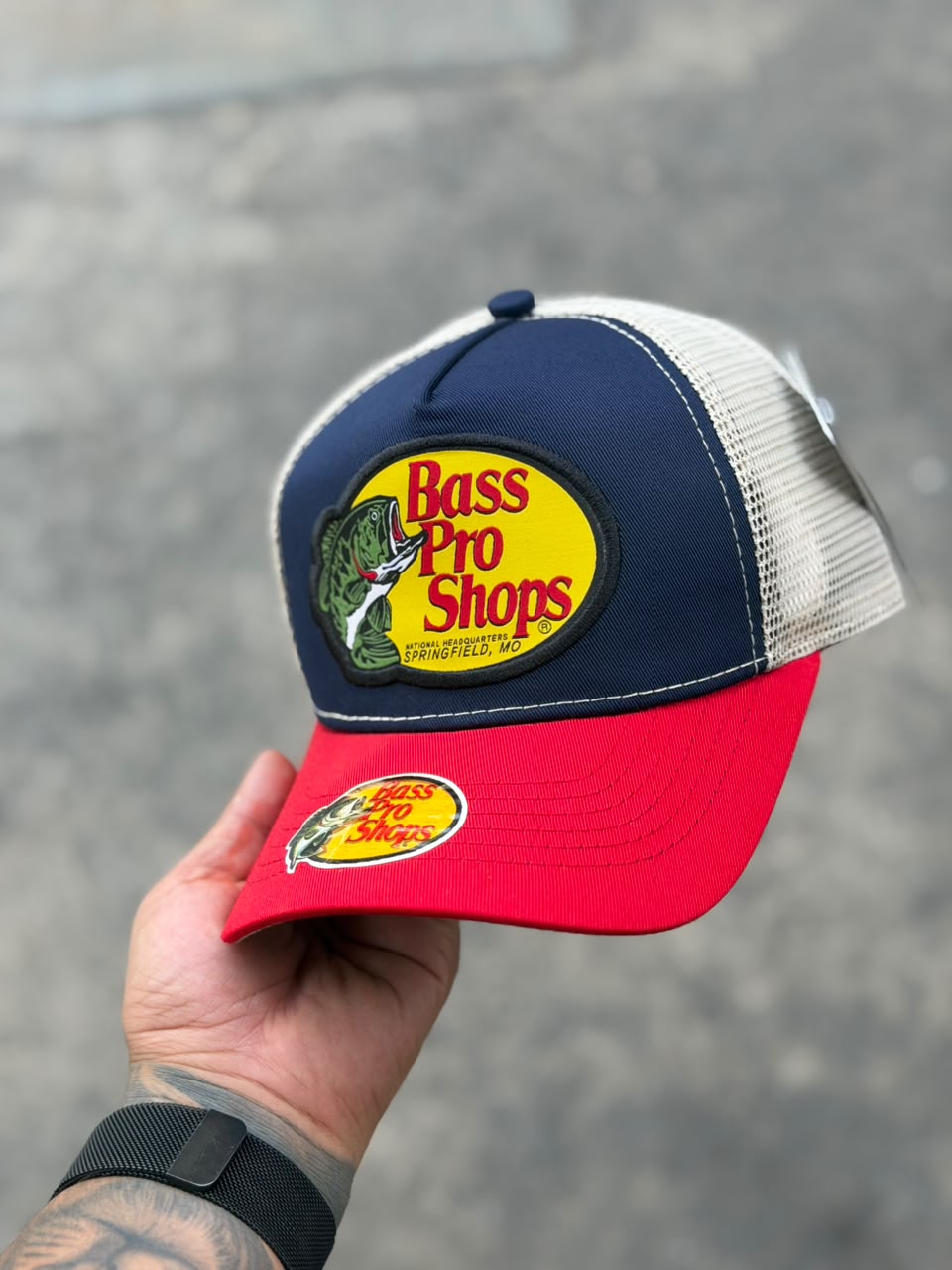Gorra Bass Pro Shop Azul Marino Visera Roja Malla Blanca